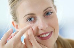 coloured contact lens